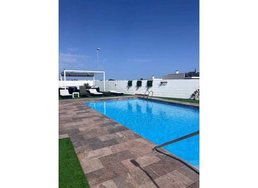 Chalet de 5 habitaciones en Villamartin en venta con piscina - 699.000 € (Ref: 9800747)