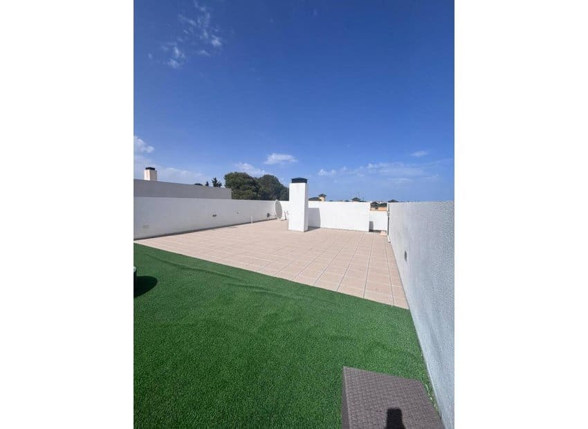 Chalet de 5 habitaciones en Villamartin en venta con piscina - 699.000 € (Ref: 9800747)