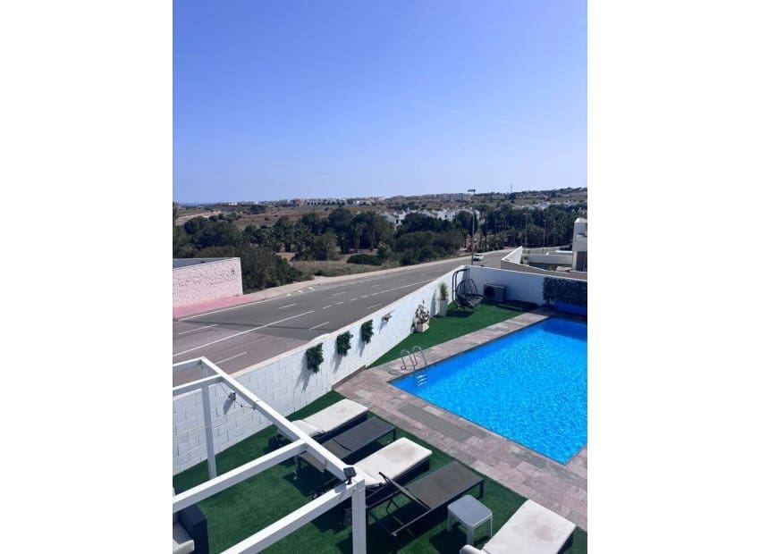 Chalet de 5 habitaciones en Villamartin en venta con piscina - 699.000 € (Ref: 9800747)