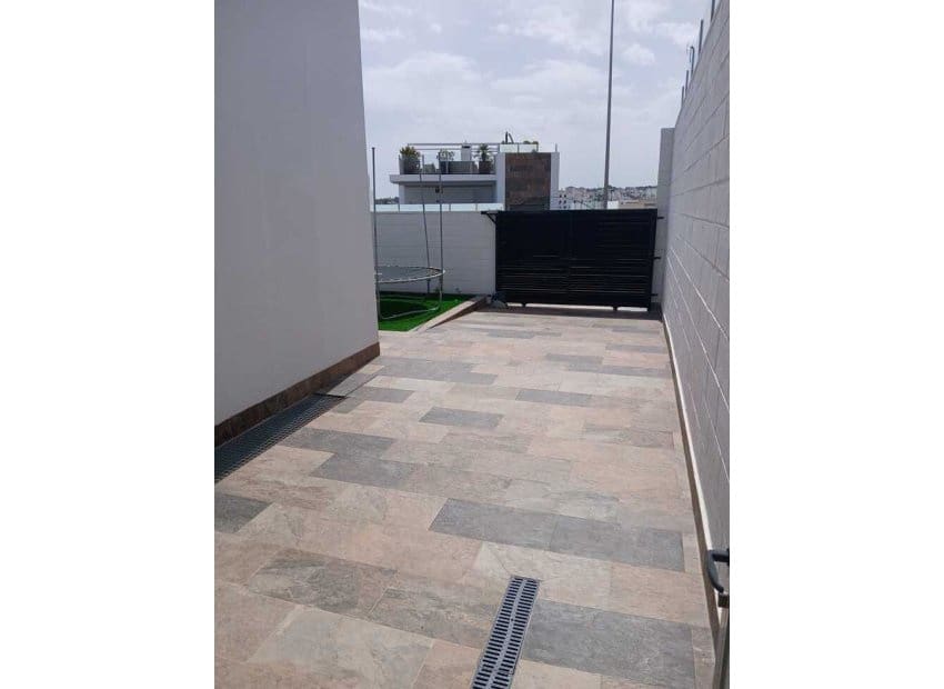 Chalet de 5 habitaciones en Villamartin en venta con piscina - 699.000 € (Ref: 9800747)