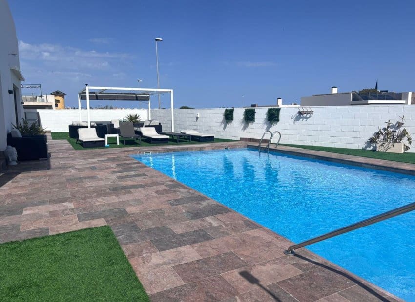 Chalet de 5 habitaciones en Villamartin en venta con piscina - 699.000 € (Ref: 9800747)