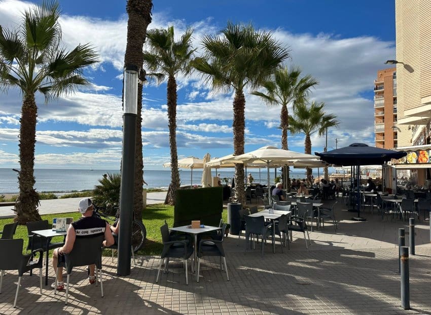 2 Zimmer Apartment zu verkaufen in Torrevieja mit Pool - 135.000 € (Ref: 9802968)