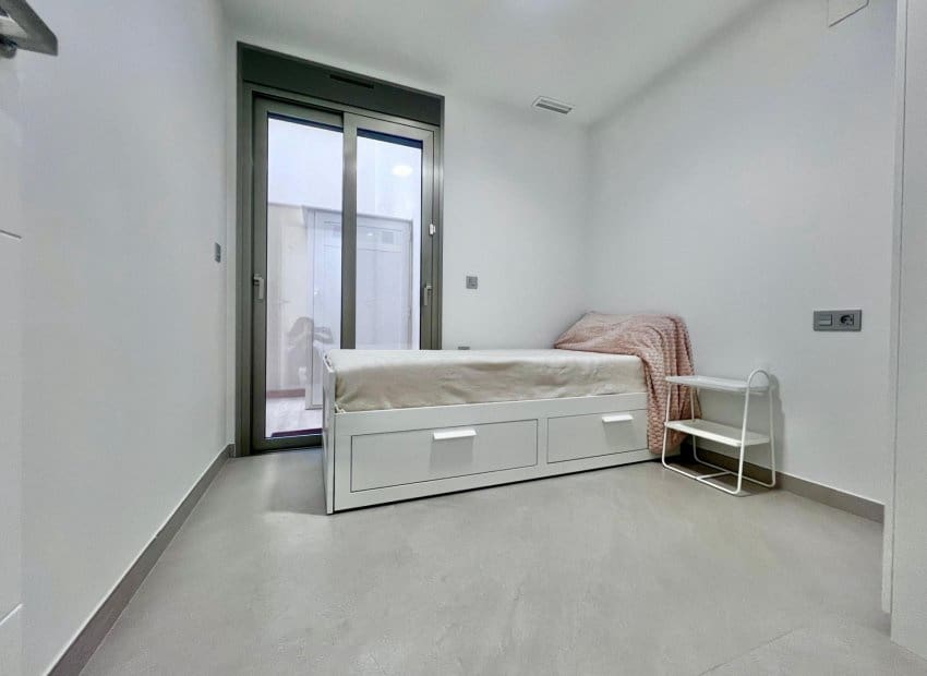 2 slaapkamer Appartement te koop in Torrevieja met zwembad - € 239.000 (Ref: 9802969)