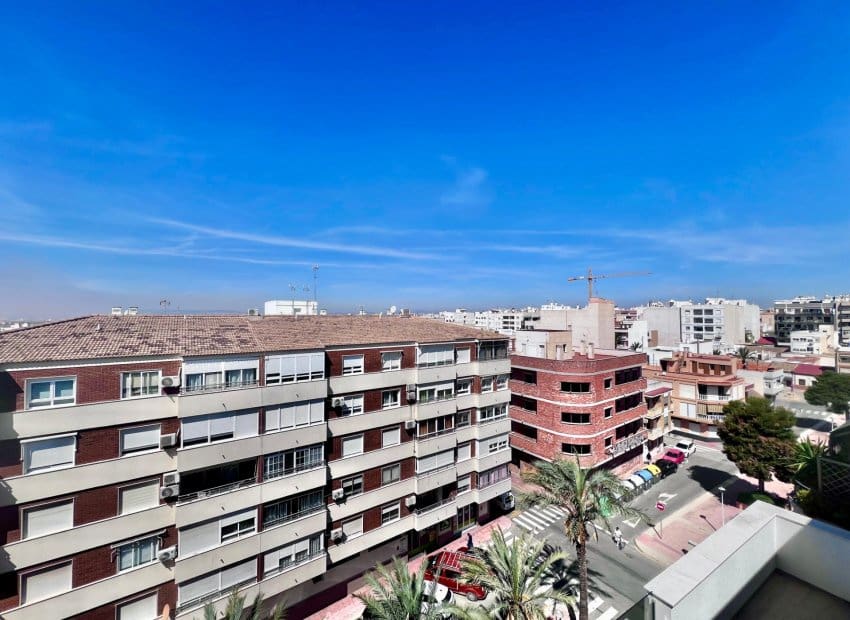 2 slaapkamer Appartement te koop in Torrevieja met zwembad - € 239.000 (Ref: 9802969)