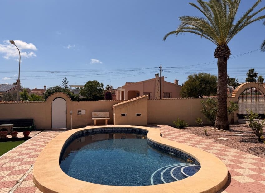 3 makuuhuone Huvila myytävänä paikassa Dona Pepa mukana uima-altaan - 475 000 € (Ref: 9804866)