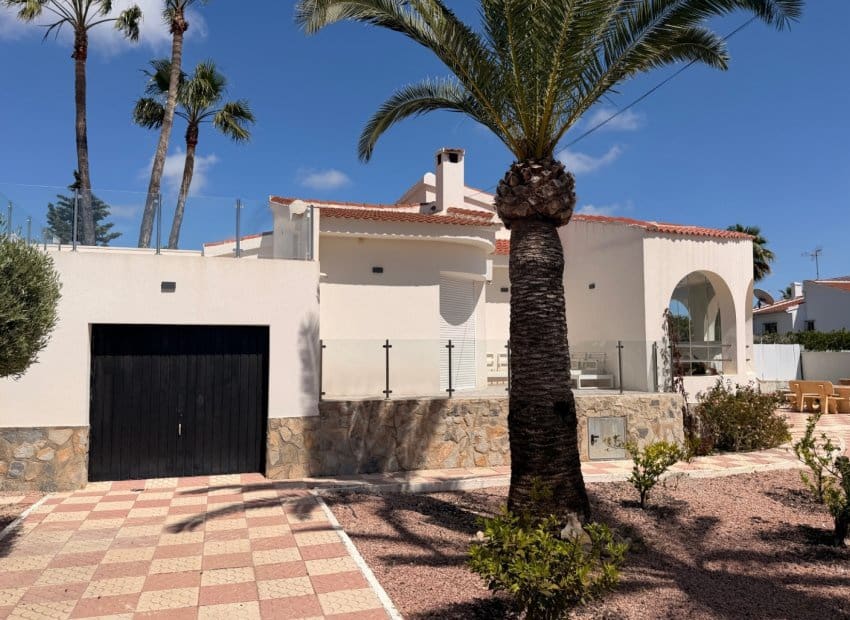 3 makuuhuone Huvila myytävänä paikassa Dona Pepa mukana uima-altaan - 475 000 € (Ref: 9804866)