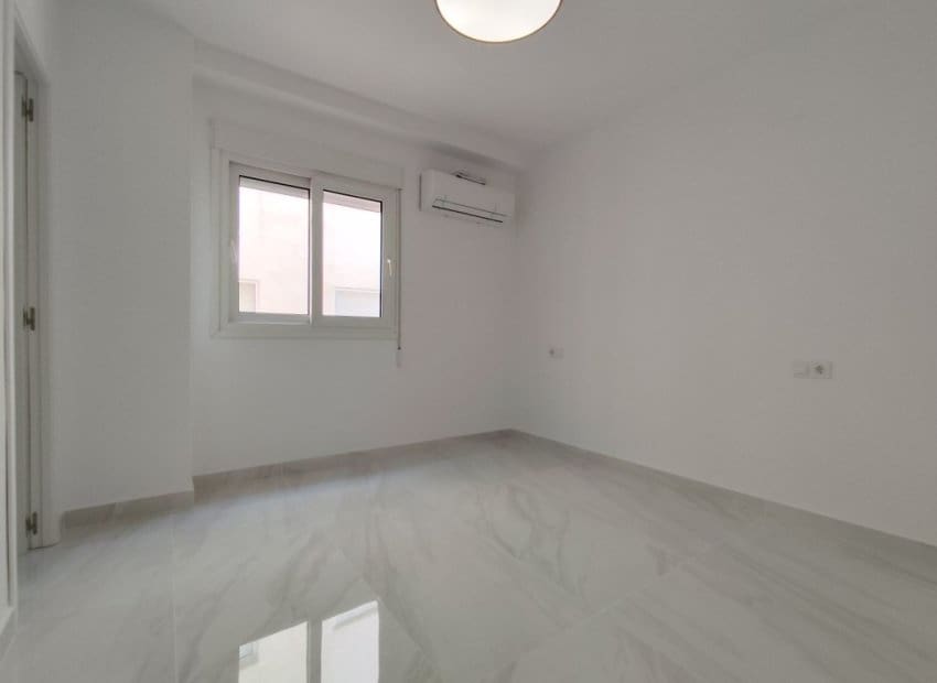 Apartamento de 3 habitaciones en Torrevieja en venta - 198.000 € (Ref: 9809429)