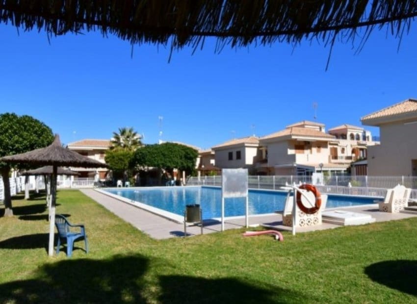 2 makuuhuone Huoneisto myytävänä paikassa Playa Flamenca mukana uima-altaan - 185 000 € (Ref: 9809438)