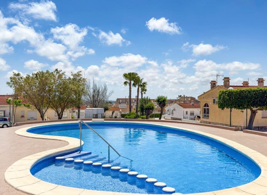 2 soveværelse Byhus til salg i Ciudad Quesada med swimmingpool - € 149.000 (Ref: 9809439)