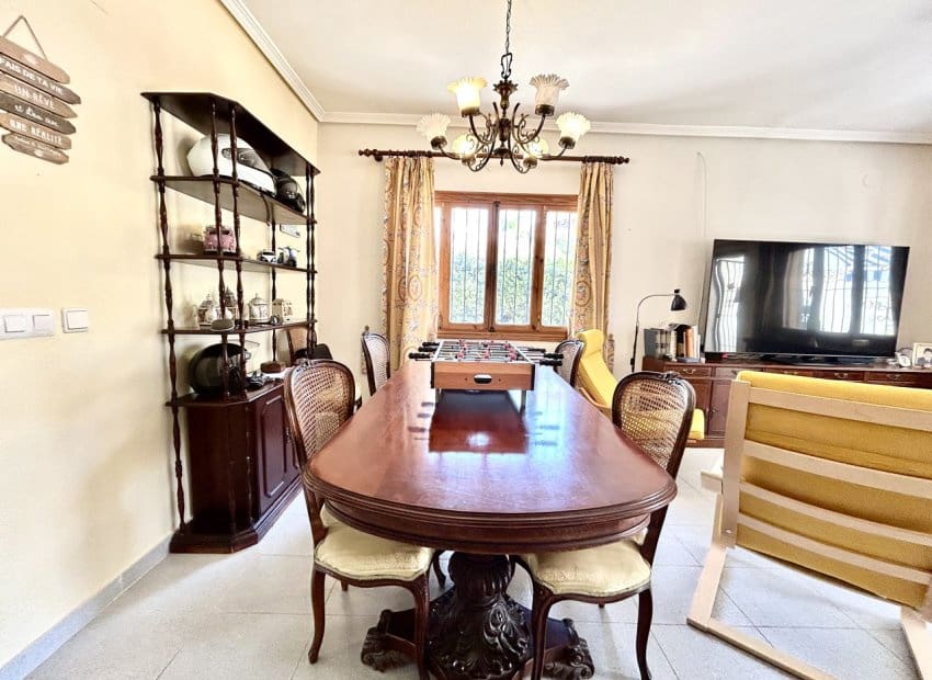 3 slaapkamer Villa te koop in La Zenia met zwembad - € 630.000 (Ref: 9809840)