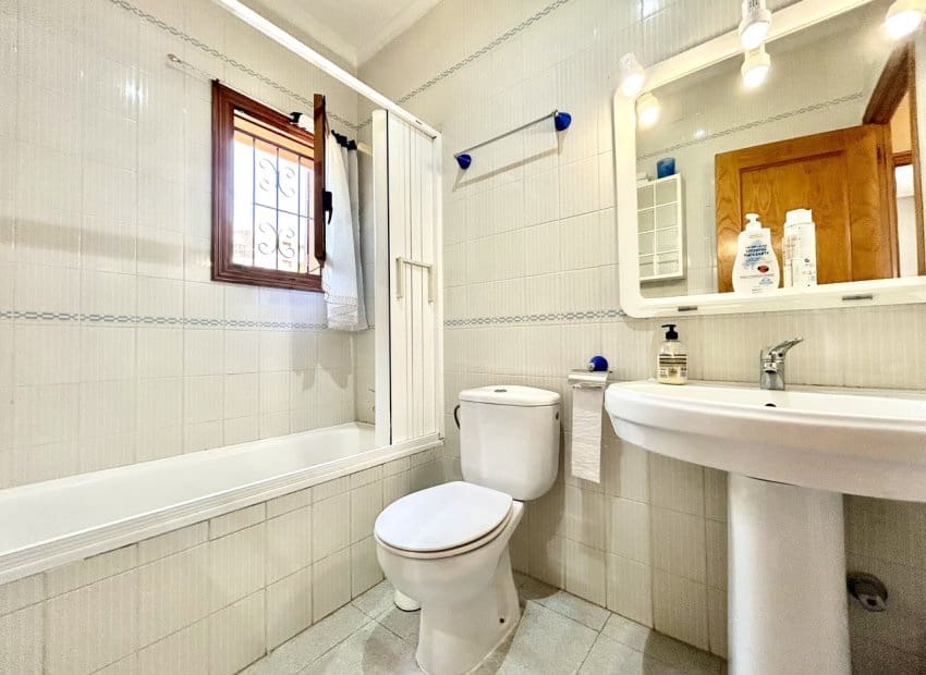 3 slaapkamer Villa te koop in La Zenia met zwembad - € 630.000 (Ref: 9809840)