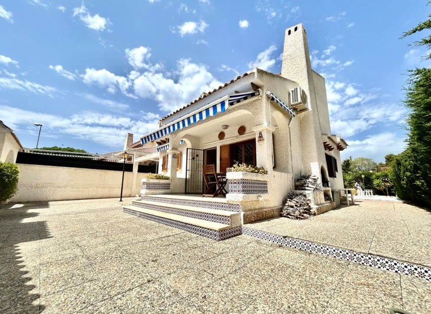 3 slaapkamer Villa te koop in La Zenia met zwembad - € 630.000 (Ref: 9809840)