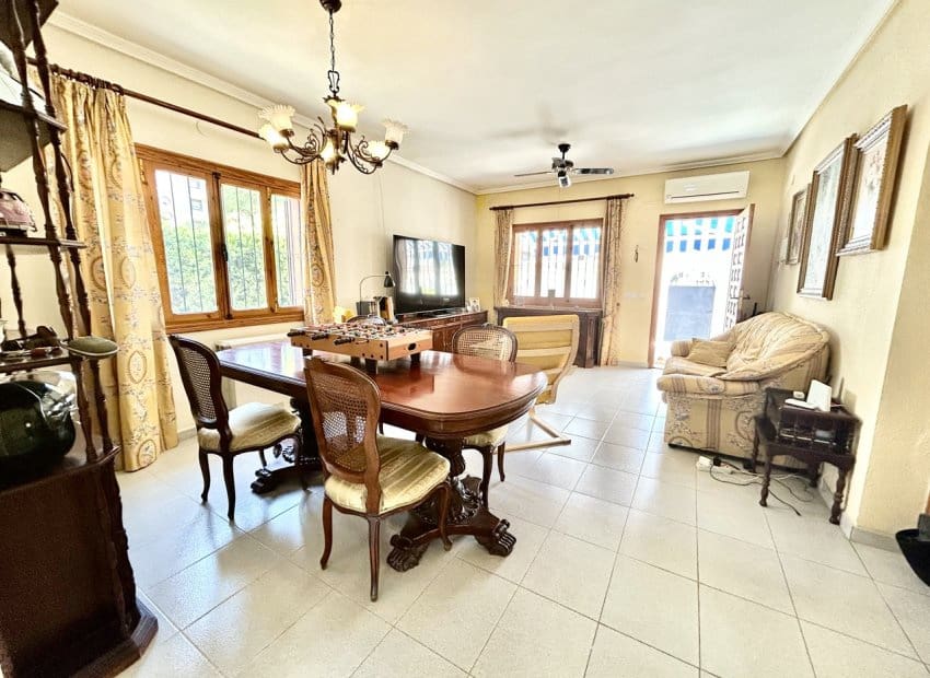 3 slaapkamer Villa te koop in La Zenia met zwembad - € 630.000 (Ref: 9809840)