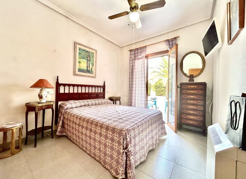 3 slaapkamer Villa te koop in La Zenia met zwembad - € 630.000 (Ref: 9809840)