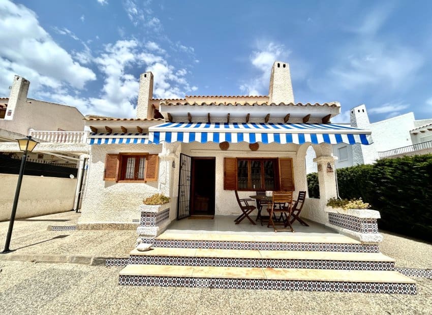 3 slaapkamer Villa te koop in La Zenia met zwembad - € 630.000 (Ref: 9809840)