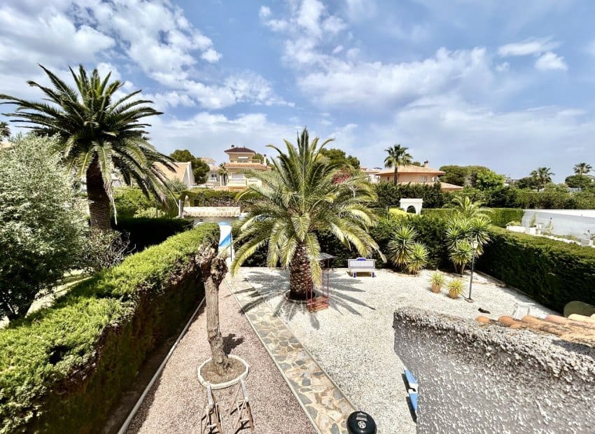 3 slaapkamer Villa te koop in La Zenia met zwembad - € 630.000 (Ref: 9809840)