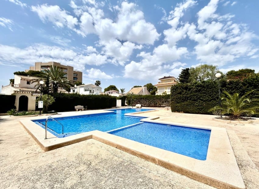 3 slaapkamer Villa te koop in La Zenia met zwembad - € 630.000 (Ref: 9809840)