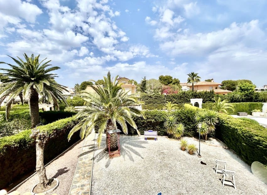 3 slaapkamer Villa te koop in La Zenia met zwembad - € 630.000 (Ref: 9809840)