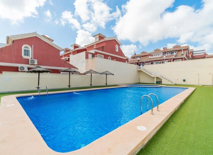 3 quarto Casa em Banda para venda em Orihuela Costa com piscina - 242 000 € (Ref: 9814633)