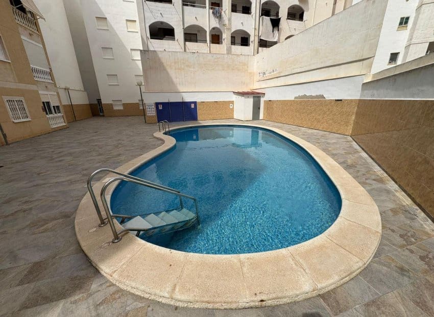 3 soveværelse Lejlighed til salg i Torrevieja med swimmingpool - € 175.000 (Ref: 9814641)