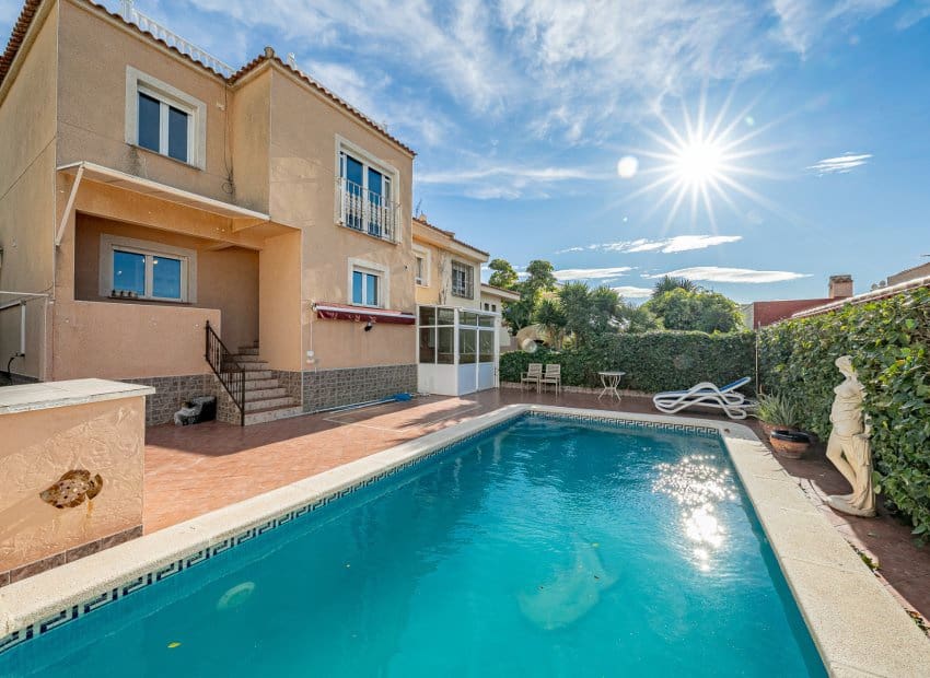 4 soveværelse Villa til salg i El Chaparral med swimmingpool - € 390.000 (Ref: 9815043)