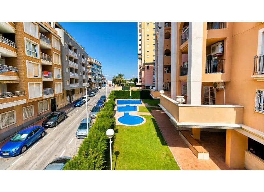 3 quarto Apartamento para venda em Torrevieja com piscina - 255 000 € (Ref: 9816631)