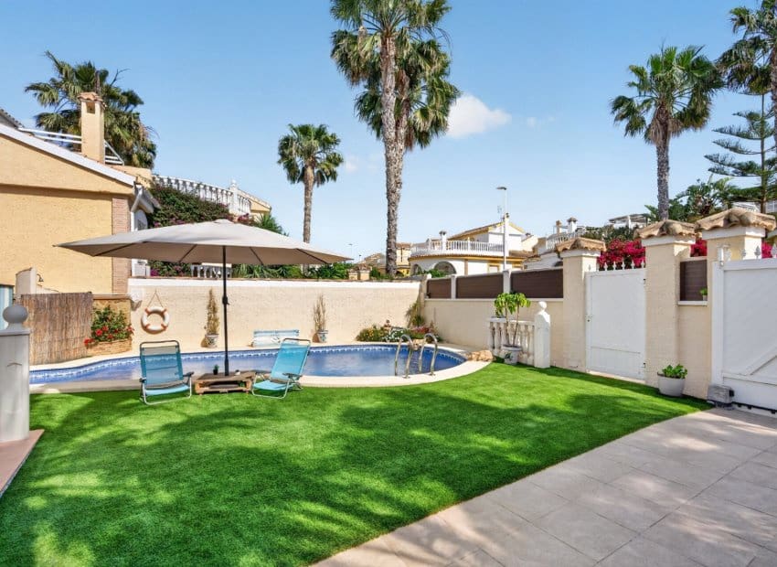 6 bedroom Villa for sale in Gran Alacant with pool - € 550,000 (Ref: 9820884)
