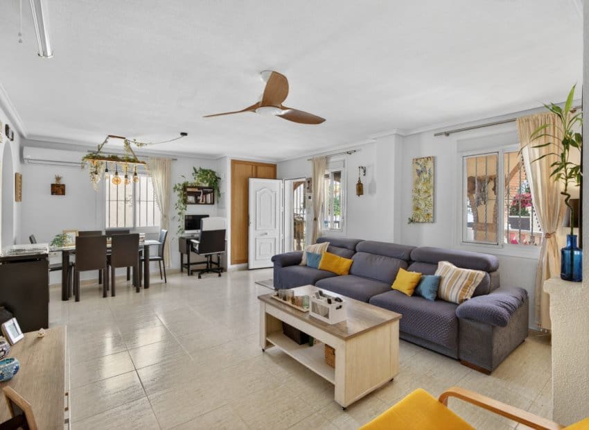 6 bedroom Villa for sale in Gran Alacant with pool - € 550,000 (Ref: 9820884)