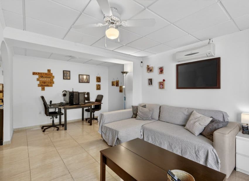 6 bedroom Villa for sale in Gran Alacant with pool - € 550,000 (Ref: 9820884)