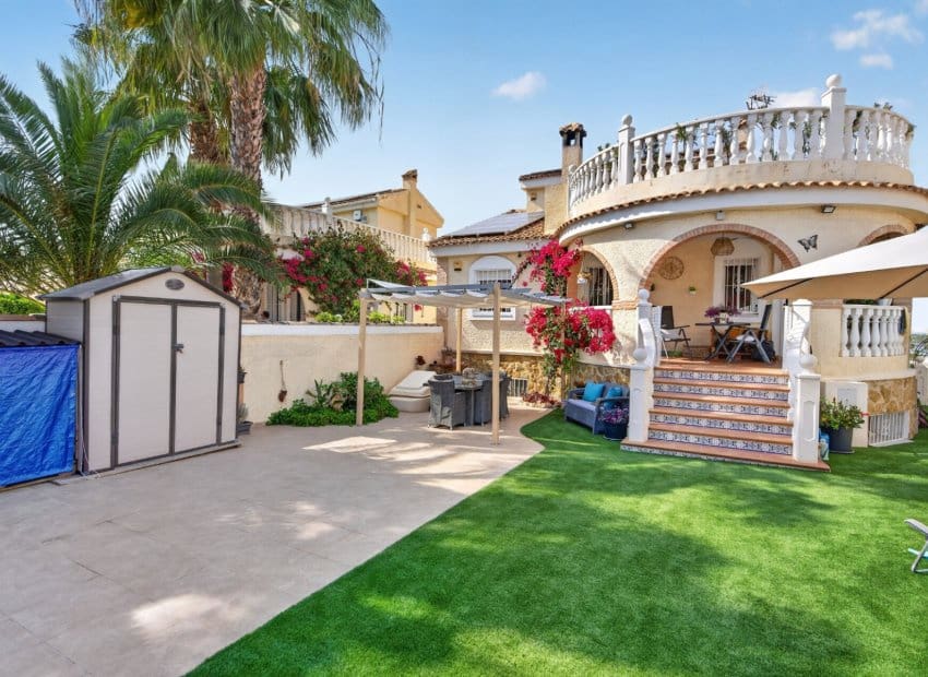 6 bedroom Villa for sale in Gran Alacant with pool - € 550,000 (Ref: 9820884)