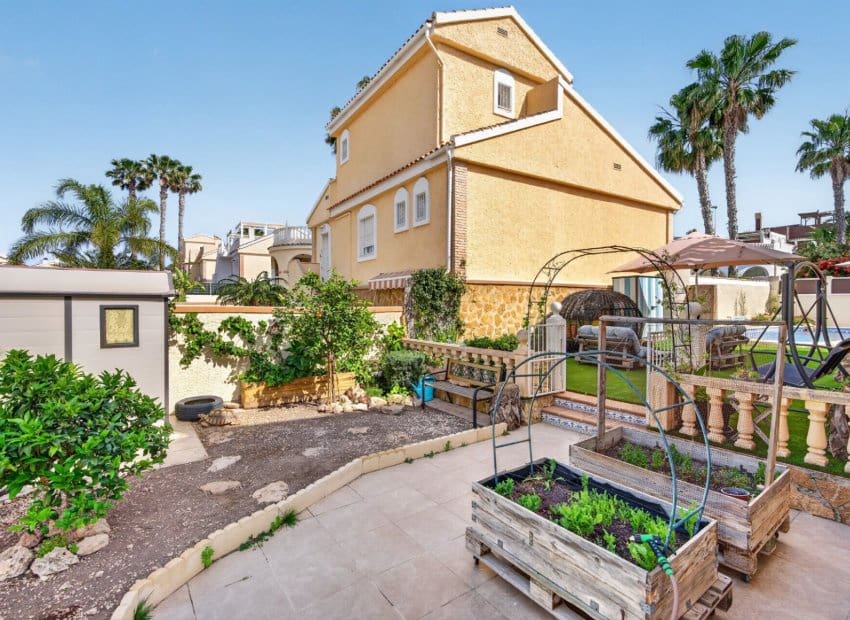 6 bedroom Villa for sale in Gran Alacant with pool - € 550,000 (Ref: 9820884)
