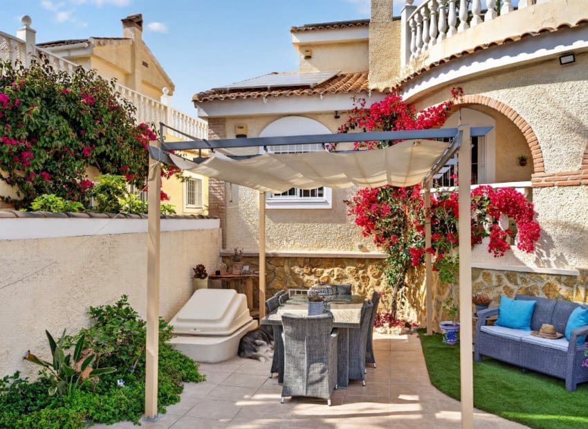 6 bedroom Villa for sale in Gran Alacant with pool - € 550,000 (Ref: 9820884)