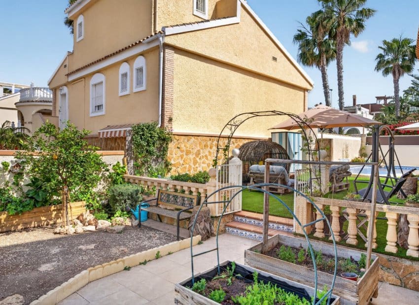 6 bedroom Villa for sale in Gran Alacant with pool - € 550,000 (Ref: 9820884)