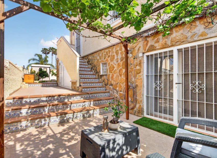 6 bedroom Villa for sale in Gran Alacant with pool - € 550,000 (Ref: 9820884)