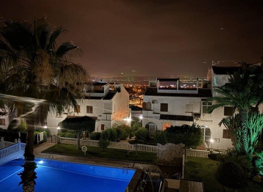 3 soveværelse Byhus til salg i Ciudad Quesada med swimmingpool - € 215.000 (Ref: 9840592)