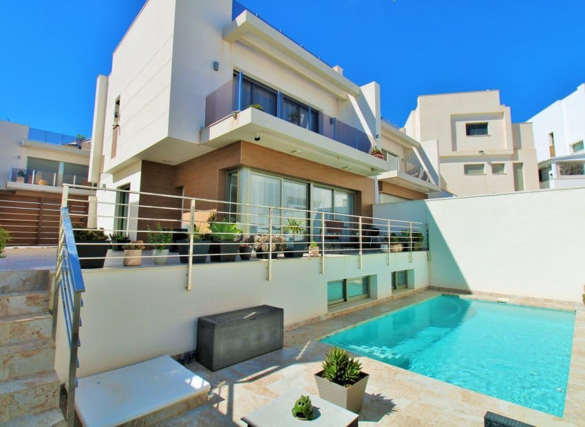 3 soveværelse Villa til salg i Villamartin med swimmingpool - € 469.000 (Ref: 9840606)