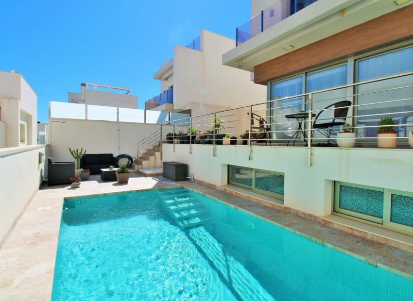 3 soveværelse Villa til salg i Villamartin med swimmingpool - € 469.000 (Ref: 9840606)