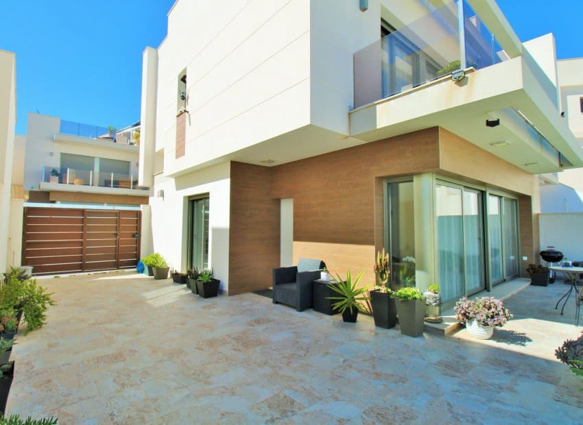 3 soveværelse Villa til salg i Villamartin med swimmingpool - € 469.000 (Ref: 9840606)