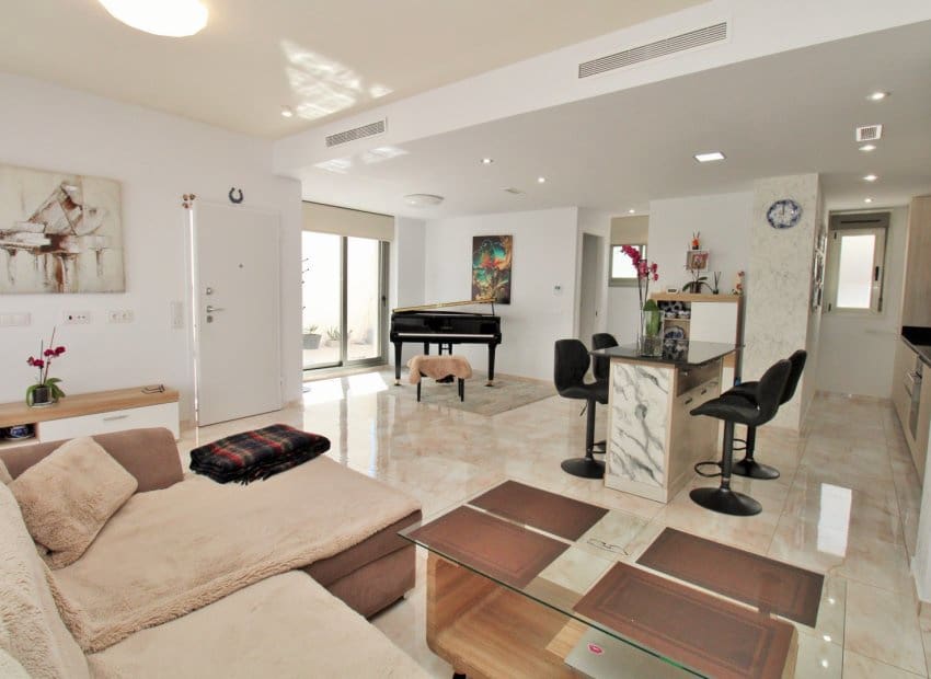 3 soveværelse Villa til salg i Villamartin med swimmingpool - € 469.000 (Ref: 9840606)