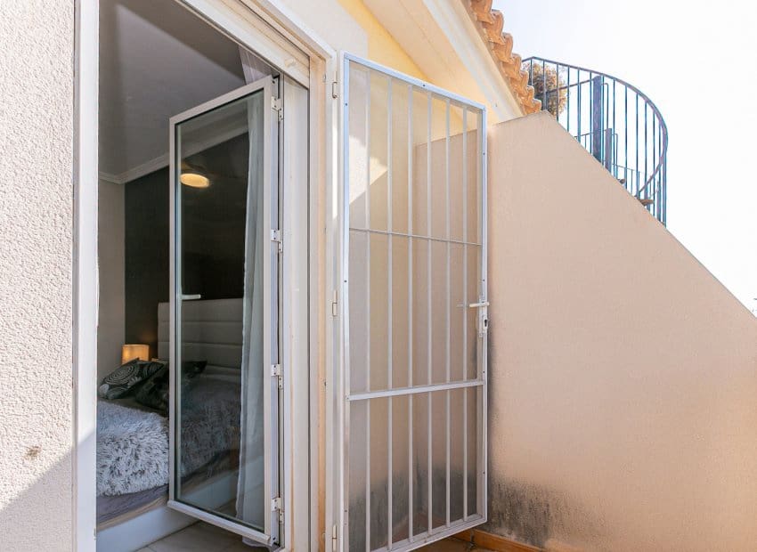 Casa de 2 habitaciones en Orihuela Costa en venta con piscina - 219.000 € (Ref: 9840619)