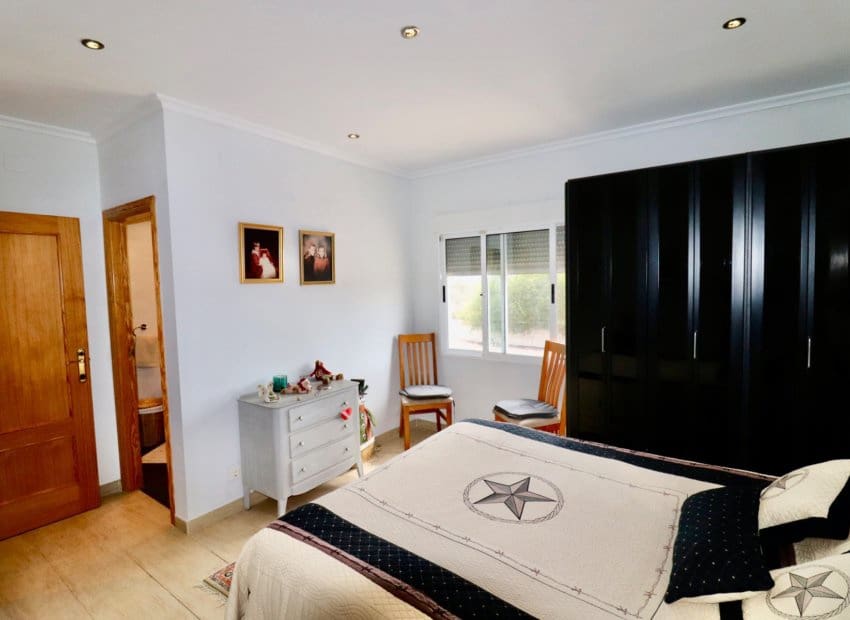4 bedroom Villa for sale in Albatera with pool - € 540,000 (Ref: 9840628)