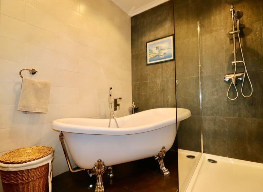 4 bedroom Villa for sale in Albatera with pool - € 540,000 (Ref: 9840628)