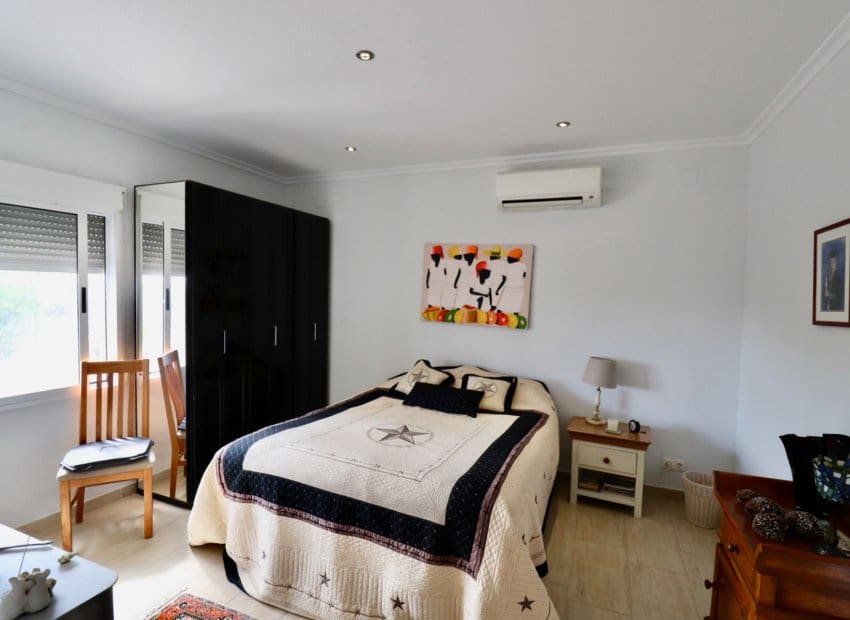 4 bedroom Villa for sale in Albatera with pool - € 540,000 (Ref: 9840628)