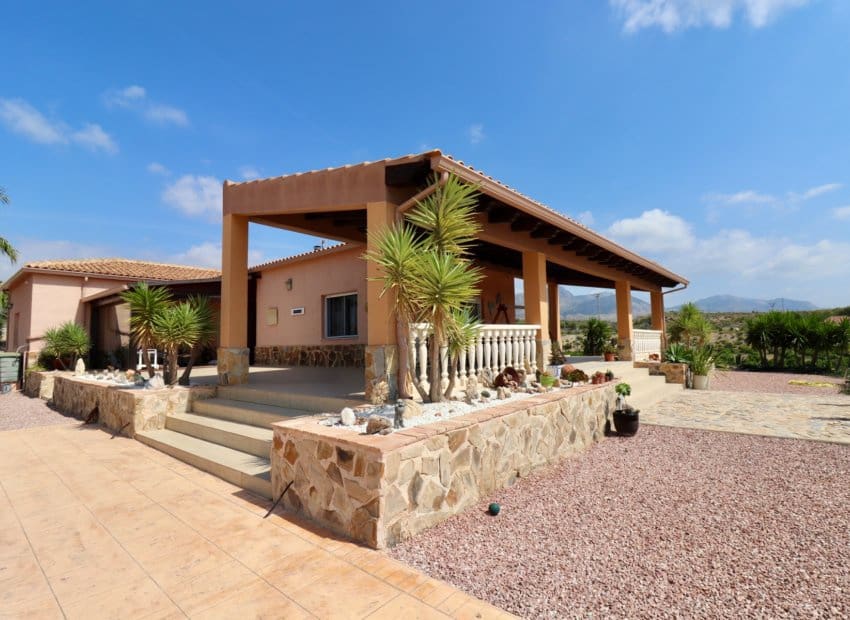 4 bedroom Villa for sale in Albatera with pool - € 540,000 (Ref: 9840628)