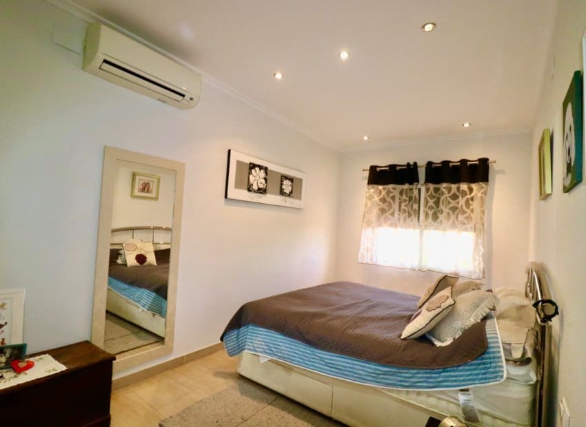 4 bedroom Villa for sale in Albatera with pool - € 540,000 (Ref: 9840628)