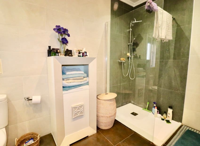 4 bedroom Villa for sale in Albatera with pool - € 540,000 (Ref: 9840628)