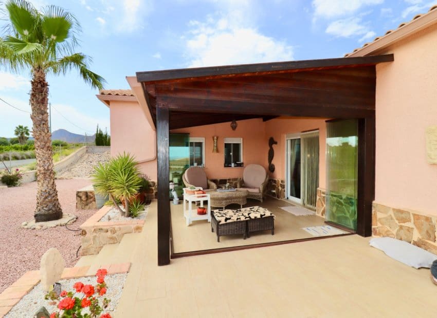 4 bedroom Villa for sale in Albatera with pool - € 540,000 (Ref: 9840628)