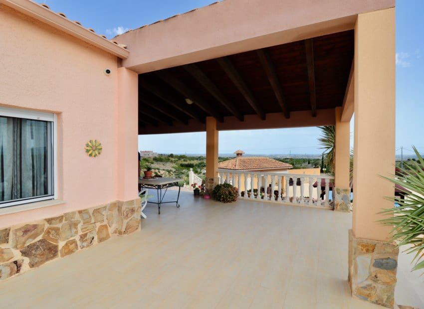 4 bedroom Villa for sale in Albatera with pool - € 540,000 (Ref: 9840628)