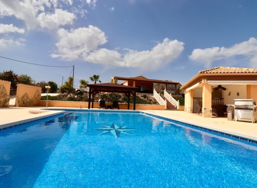 4 bedroom Villa for sale in Albatera with pool - € 540,000 (Ref: 9840628)