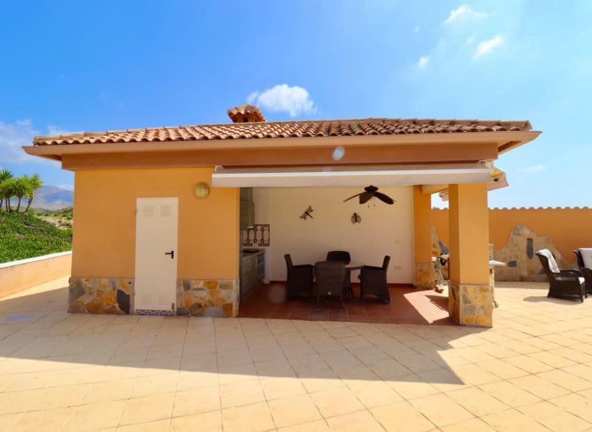 4 bedroom Villa for sale in Albatera with pool - € 540,000 (Ref: 9840628)